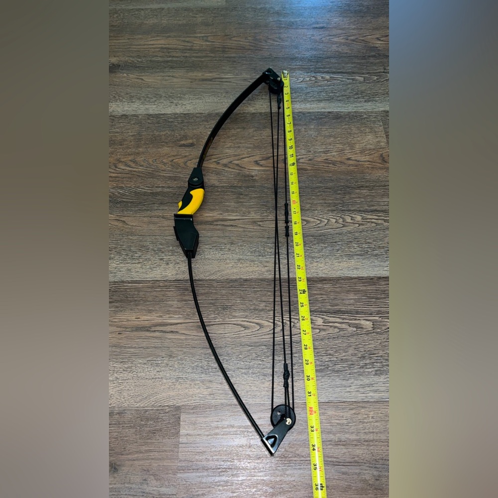 Barnett LiL’ Banshee Black and Yellow sporting equipment